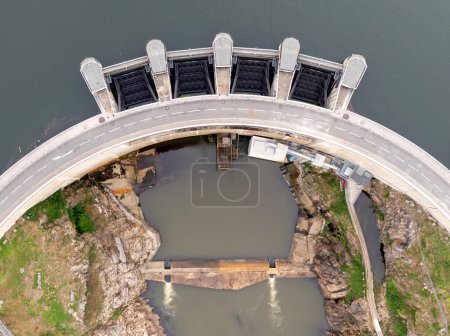 Vista aérea de la presa hidroeléctrica de Grangent, en las gargantas del Loira, Francia.