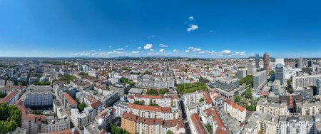 Téléchargez les photos : Vue aérienne du quartier des affaires de Lyon et des toits de la ville en France. - en image libre de droit