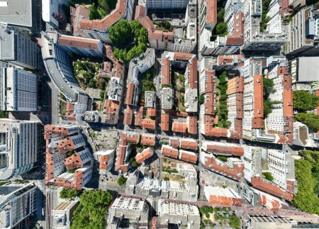 Téléchargez les photos : Vue aérienne du quartier des affaires de Lyon et des toits de la ville en France. - en image libre de droit
