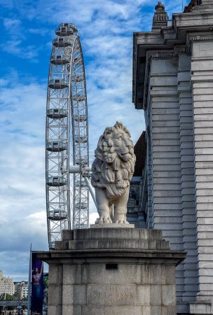 Téléchargez les photos : Londres, Royaume-Uni - 29 août 2022 : Statue du Lion de South Bank dans le centre de Londres. Figure animale en pierre à l'entrée du pont Westminster à côté de The Eye. - en image libre de droit