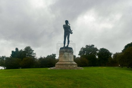 Foto de Baltimore, Maryland - 11 de septiembre de 2022: Estatua de Orfeo en el Monumento Nacional y Santuario Histórico de Fort McHenry. Monumento dedicado a Francis Scott Key y a los que defendieron el fuerte en la guerra de 1812. - Imagen libre de derechos