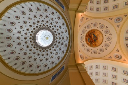 Téléchargez les photos : Baltimore, Maryland - 11 septembre 2022 : Rotonde et le dôme de Latrobe de la basilique de Baltimore à Baltimore, Maryland. - en image libre de droit