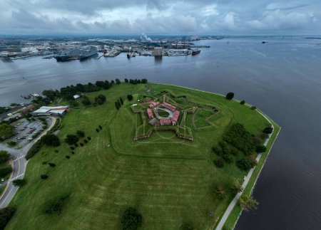 Foto de Fort McHenry es un histórico bastión pentagonal costero estadounidense en Locust Point, ahora un barrio de Baltimore, Maryland.. - Imagen libre de derechos