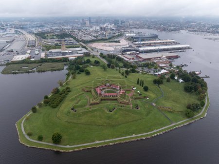 Foto de Fort McHenry es un histórico bastión pentagonal costero estadounidense en Locust Point, ahora un barrio de Baltimore, Maryland.. - Imagen libre de derechos