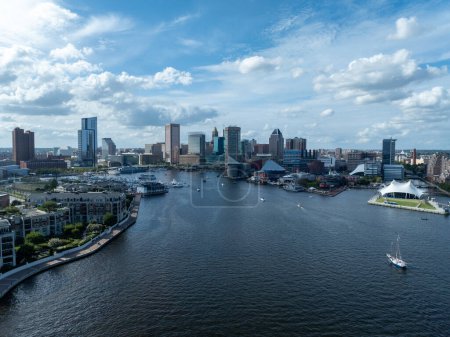 Foto de Baltimore, Maryland - 10 de septiembre de 2022: Vista aérea del puerto interior de Baltimore en Baltimore, Maryland. - Imagen libre de derechos