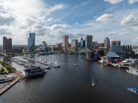 Foto de Baltimore, Maryland - 10 de septiembre de 2022: Vista aérea del puerto interior de Baltimore en Baltimore, Maryland. - Imagen libre de derechos