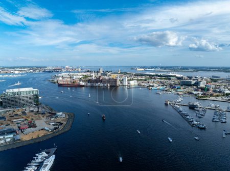 Foto de Baltimore, Maryland - 10 de septiembre de 2022: Vista aérea de Domino Sugars a lo largo del Puerto Interior de Baltimore en Baltimore, Maryland. - Imagen libre de derechos