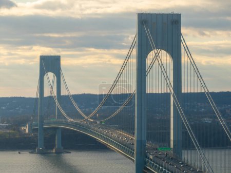 Foto de Vista aérea del puente Verrazzano Narrows en Nueva York desde Brooklyn. - Imagen libre de derechos