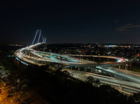 Foto de Vista aérea del puente Verrazzano Narrows en Nueva York desde Brooklyn por la noche. - Imagen libre de derechos