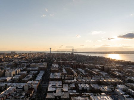 Foto de Vista aérea del puente Verrazzano Narrows en Nueva York desde Brooklyn. - Imagen libre de derechos