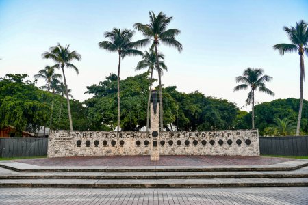 Torch of Friendship Monument en Miami, Florida. Construida en 1960, la Antorcha de la Amistad fue construida para significar el pasaje para inmigrantes provenientes de América Latina y el Caribe.