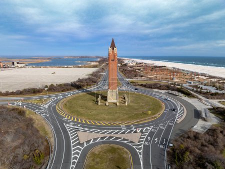 Der Jones Beach Wasserturm an einem strahlend sonnigen Tag auf Long Island, New York.
