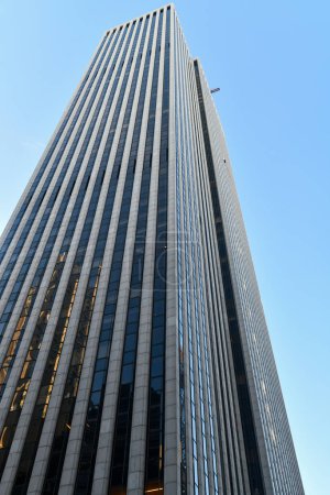 Téléchargez les photos : New York - 1er janvier 2023 : Le GM Building est une tour de bureaux de 50 étages située à New York. Le bâtiment est l'une des rares structures de Manhattan qui occupe un pâté de maisons complet. - en image libre de droit