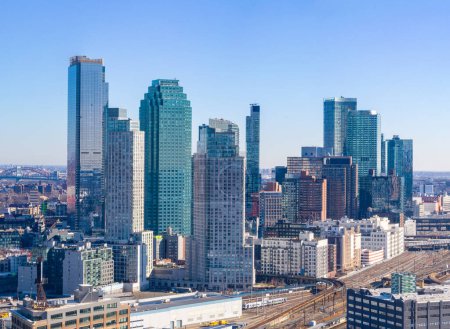 Téléchargez les photos : Vue aérienne des immeubles à bureaux de Long Island City dans le Queens, New York. - en image libre de droit