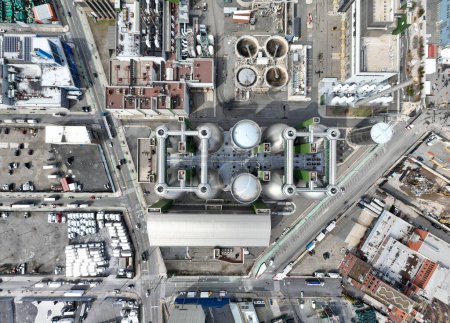 Téléchargez les photos : Œufs de digesteur de l'usine de traitement des eaux usées de Newtown Creek à Greenpoint, Brooklyn. - en image libre de droit