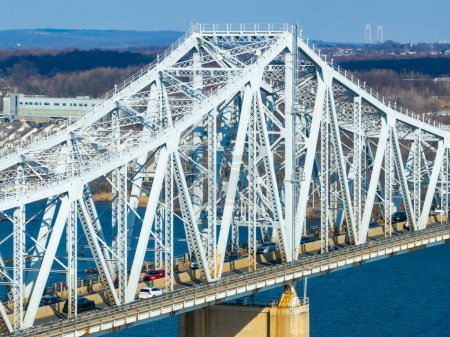 Foto de El Outerbridge Crossing es un puente voladizo que atraviesa el Arthur Kill. El "Outerbridge", como se le conoce a menudo, conecta Perth Amboy, Nueva Jersey, con Staten Island, Nueva York
. - Imagen libre de derechos