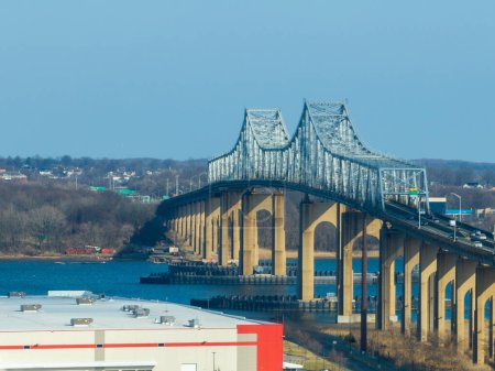 Téléchargez les photos : Le pont Outerbridge Crossing est un pont en porte-à-faux qui enjambe l'Arthur Kill. Le "Outerbridge", comme on l'appelle souvent, relie Perth Amboy, New Jersey, à Staten Island, New York
. - en image libre de droit