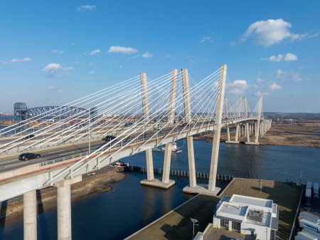 Foto de Vista aérea del puente New Goethals, que abarca el estrecho Arthur Kill entre Elizabeth, Nueva Jersey y Staten Island, Nueva York en una tarde soleada. El nuevo puente Goethals lleva 6 carriles de la I-278. - Imagen libre de derechos