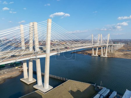 Foto de Vista aérea del puente New Goethals, que abarca el estrecho Arthur Kill entre Elizabeth, Nueva Jersey y Staten Island, Nueva York en una tarde soleada. El nuevo puente Goethals lleva 6 carriles de la I-278. - Imagen libre de derechos