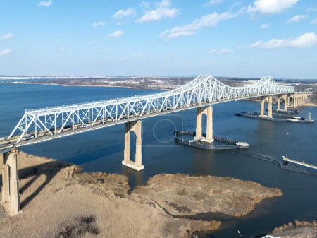 Foto de El Outerbridge Crossing es un puente voladizo que atraviesa el Arthur Kill. El "Outerbridge", como se le conoce a menudo, conecta Perth Amboy, Nueva Jersey, con Staten Island, Nueva York
. - Imagen libre de derechos