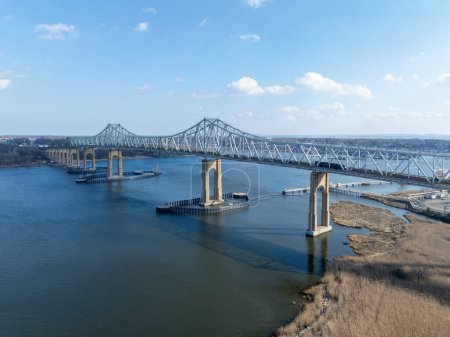El Outerbridge Crossing es un puente voladizo que atraviesa el Arthur Kill. El "Outerbridge", como se le conoce a menudo, conecta Perth Amboy, Nueva Jersey, con Staten Island, Nueva York
.
