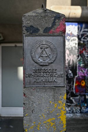 Foto de Pilar en la antigua frontera interior alemana con la inscripción "República Democrática Alemana
" - Imagen libre de derechos