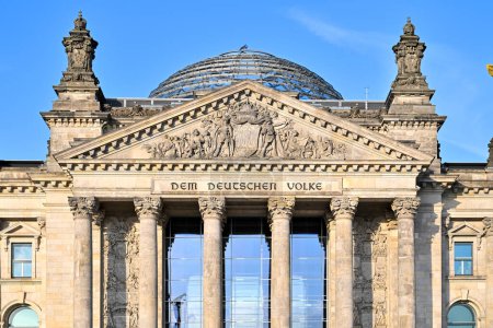 Nahaufnahme des berühmten Reichstagsgebäudes, Sitz des Deutschen Bundestages, im wunderschönen goldenen Abendlicht bei Sonnenuntergang, Bezirk Berlin Mitte, Deutschland.
