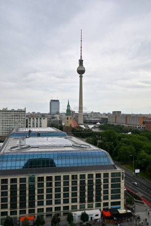 Berlin, Niemcy - 5 lipca 2023: Widok na panoramę Berlina ze słynną wieżą telewizyjną na Alexanderplatz, Niemcy.