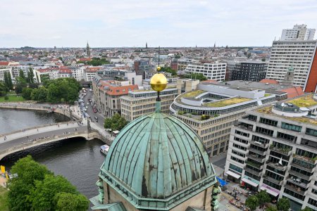 Berlin, Niemcy - 5 lipca 2023: Widok z Berliner Dom w centrum Berlina, Niemcy.