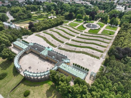 Foto de Palacio de Sanssouci, antiguo palacio de verano de Federico el Grande, rey de Prusia, en Potsdam, cerca de Berlín - Imagen libre de derechos