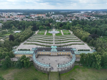 Foto de Palacio de Sanssouci, antiguo palacio de verano de Federico el Grande, rey de Prusia, en Potsdam, cerca de Berlín - Imagen libre de derechos