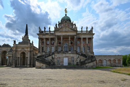 Foto de Nuevo Palacio de Sanssouci Palacio, el antiguo palacio de verano de Federico el Grande, rey de Prusia, en Potsdam, cerca de Berlín - Imagen libre de derechos