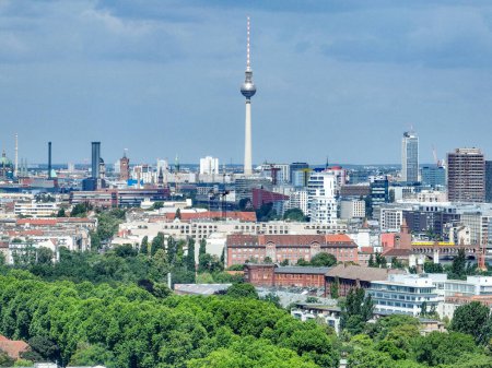 Widok na panoramę Berlina ze słynną wieżą telewizyjną na Alexanderplatz, Niemcy.