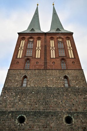 Foto de Nikolaikirche (Iglesia de San Nicolás) en Nikolaiviertel en Berlín, Alemania. Es la iglesia más antigua de Berlín, Alemania. - Imagen libre de derechos