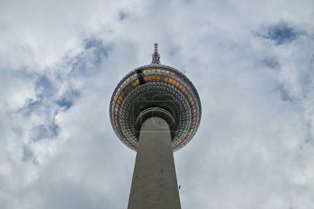 Widok na panoramę Berlina ze słynną wieżą telewizyjną na Alexanderplatz, Niemcy.