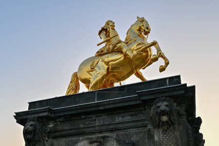 Foto de El Goldener Reiter (Golden Rider), una estatua ecuestre dorada de Agustus the Strong, es uno de los lugares de interés más conocidos de Dresde.. - Imagen libre de derechos