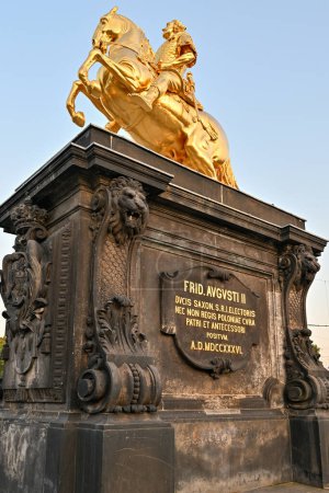 Foto de El Goldener Reiter (Golden Rider), una estatua ecuestre dorada de Agustus the Strong, es uno de los lugares de interés más conocidos de Dresde.. - Imagen libre de derechos