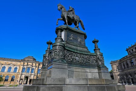 Dresde, Alemania - 9 de julio de 2023: La Ópera Estatal (Semperoper) y la estatua del rey Johann en la plaza Theaterplatz