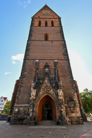 Iglesia en el mercado en la Plaza del Mercado en Hannover en Alemania. La iglesia se llama Marktkirche. Hannover es una ciudad en Baja Sajonia de Alemania..
