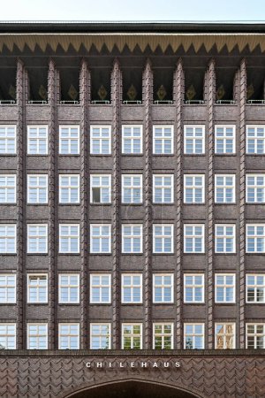 Téléchargez les photos : Hambourg, Allemagne - 14 juil. 2023 : Bâtiment en brique de Chilehaus à Hambourg, Allemagne. - en image libre de droit