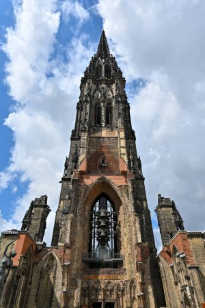 Turm der Nikolaikirche in Hamburg, Deutschland.