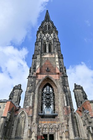 Turm der Nikolaikirche in Hamburg, Deutschland.