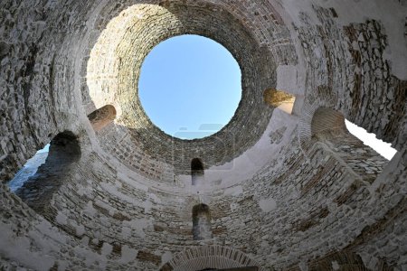 Antikes römisches Wahrzeichen Vestibül im alten Stadtzentrum von Split, Kroatien.