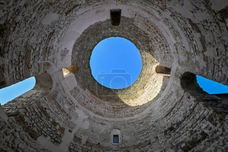 Antikes römisches Wahrzeichen Vestibül im alten Stadtzentrum von Split, Kroatien.