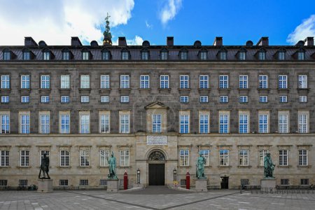 Téléchargez les photos : Copenhague, Danemark - 18 juil. 2023 : Christiansborg Palace in summer sunny day, Copenhagen, Danemark - en image libre de droit