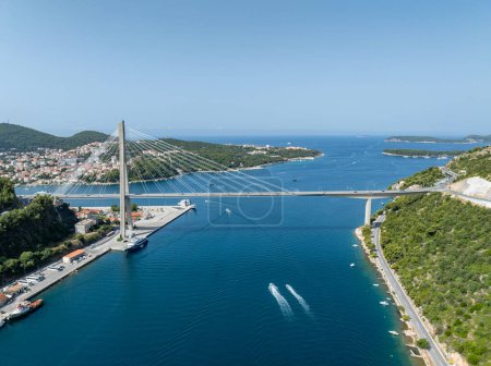 Panorama der beeindruckenden Franjo Tudjman Brücke und der blauen Lagune mit dem Hafen von Dubrovnik in Dubrovnik, Dubrovnik-Neretva Gespanschaft, Kroatien, Europa.
