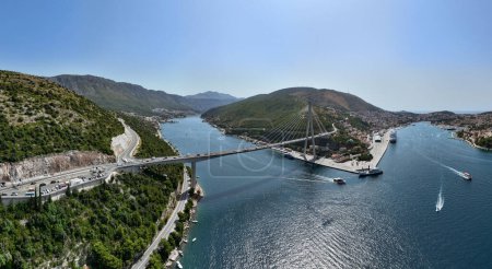 Panorama der beeindruckenden Franjo Tudjman Brücke und der blauen Lagune mit dem Hafen von Dubrovnik in Dubrovnik, Dubrovnik-Neretva Gespanschaft, Kroatien, Europa.