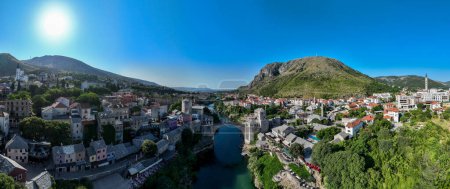 The Old Bridge, Mostar, Bosnie-Herzégovine. Le vieux pont reconstruit enjambant la vallée profonde de la rivière Neretva.