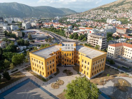 Le Collège mondial uni et le gymnase à Mostar, Bosnie-Herzégovine.