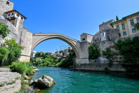Die Alte Brücke, Mostar, Bosnien-Herzegowina. Die rekonstruierte Alte Brücke über das tiefe Tal der Neretva.